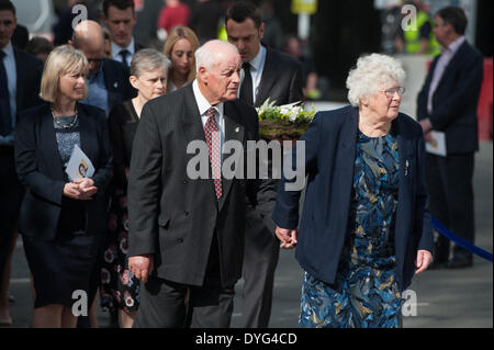 London, UK . Apr 17, 2014. Les membres de la famille des WPC Yvonne Fletcher, son père Tim Fletcher (second R), mère Queenie Fletcher (R), sœurs Heather Allbrook (second L) et Sarah Parson (L) assister à un service commémoratif sur St James Square marquant le 30 e anniversaire de son assassinat, le jeudi 17 avril 2014. Credit : Heloise/Alamy Live News Banque D'Images