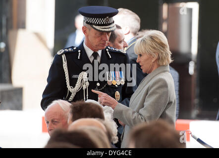 London, UK . Apr 17, 2014. Commissaire de police, Sir Bernard Hogan-Howe (L) parle avec GŽraldine Lynton (R), épouse du regretté cinéaste Michael Winner, avant qu'un service commémoratif marquant le 30 e anniversaire de l'assassinat de WPC Yvonne Fletcher tenue le St James Square, le jeudi 17 avril 2014. Credit : Heloise/Alamy Live News Banque D'Images