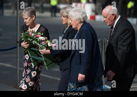 London, UK . Apr 17, 2014. Les membres de la famille des WPC Yvonne Fletcher, son père Tim Fletcher (R), mère Queenie Fletcher (second R), sœurs Heather Allbrook (L) et Sarah Parson (second L) assister à un service commémoratif sur St James Square marquant le 30 e anniversaire de son assassinat, le jeudi 17 avril 2014. Credit : Heloise/Alamy Live News Banque D'Images