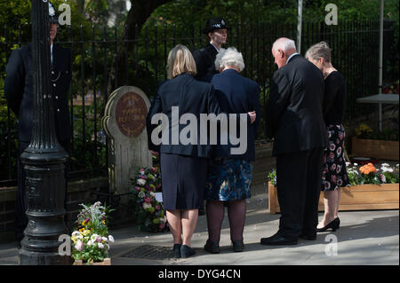 London, UK . Apr 17, 2014. Les membres de la famille des WPC Yvonne Fletcher, son père Tim Fletcher (second R), mère Queenie Fletcher (second L), sœurs Heather Allbrook (R) et Sarah Parson (L) assister à un service commémoratif sur St James Square marquant le 30 e anniversaire de son assassinat, le jeudi 17 avril 2014. Credit : Heloise/Alamy Live News Banque D'Images