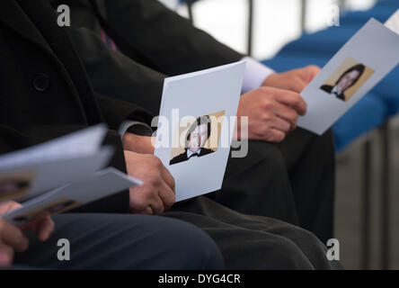 London, UK . Apr 17, 2014. Vous pourrez assister à un service commémoratif marquant le 30 e anniversaire de l'assassinat de WPC Yvonne Fletcher tenue le St James Square tenir leurs fiches de prestations avec la photo de WPC Fletcher, le jeudi 17 avril 2014. Credit : Heloise/Alamy Live News Banque D'Images