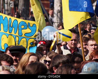 Luhansk, Ukraine. 17 avril, 2014. les titulaires d'une banderole qui dit "La paix pour le monde !' pendant le rallye pour 'United Ukraine' Crédit : Igor Golovnov/Alamy Live News Banque D'Images