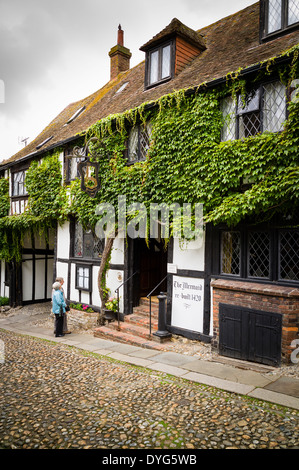 Le Mermaid Inn dans une rue pavée de seigle Banque D'Images