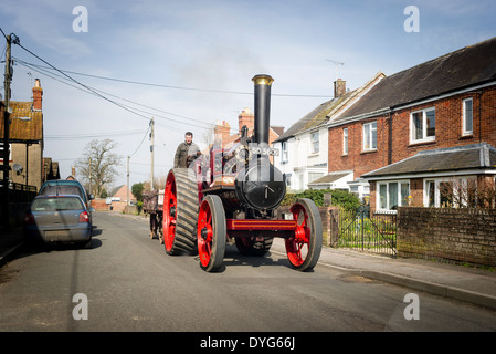 Traction à vapeur vieux Marshall conduisant par Rowde village près de Devizes UK Banque D'Images