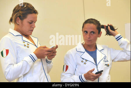 Ostrava, République tchèque. Apr 16, 2014. De gauche à droite : les joueurs de tennis italienne Karin Knapp et Roberta Vinci au cours d'une conférence de presse avant la demi-finale de Fed Cup contre la République tchèque, l'Italie, à Ostrava, en République tchèque, le 16 avril 2014. © Jaroslav Ozana/CTK Photo/Alamy Live News Banque D'Images