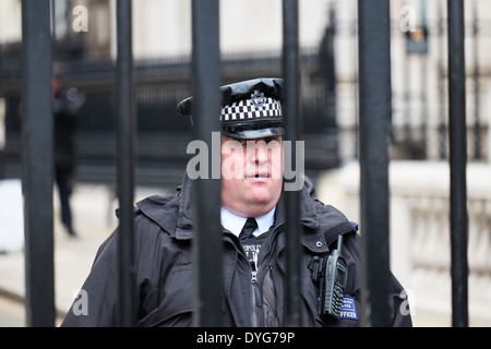 Un policier en service derrière les portes de Downing Street, à Londres. Banque D'Images