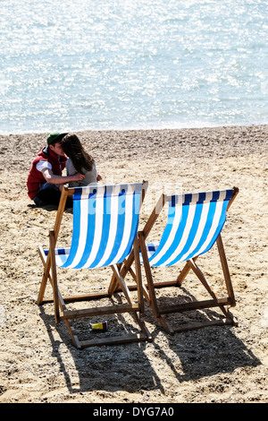 Vide de chaises longues sur la plage de Jubilee à Southend, dans l'Essex. Banque D'Images