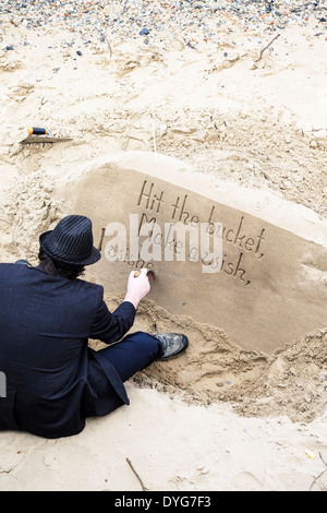 Un travail de sculpteur de sable sur l'estran de la Tamise, à marée basse. Banque D'Images