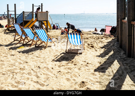 Transats sur la plage de trois coquilles à Southend. Banque D'Images