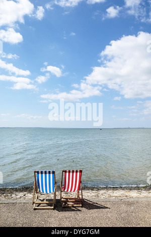 Deux chaises vides sur front de Southend. Banque D'Images