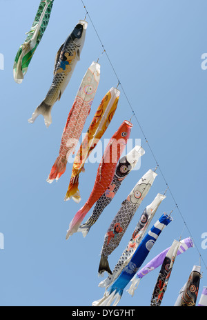 La carpe japonaise décoration de banderoles contre le ciel bleu Banque D'Images