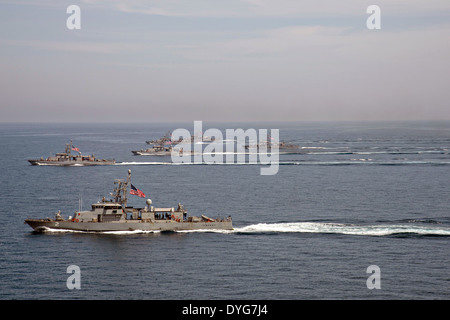 Le navire de patrouille côtière de l'US Navy l'USS tempête en formation aux côtés des autres navires de patrouille au cours d'un exercice de manoeuvre, 8 avril 2014 dans le golfe Arabo-Persique. Banque D'Images