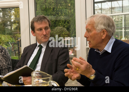 Damian Hinds (à gauche), député d'east Hampshire, l'écoute d'un membre de l'UGN lors d'un petit déjeuner-réunion avec des membres de l'UNF Banque D'Images