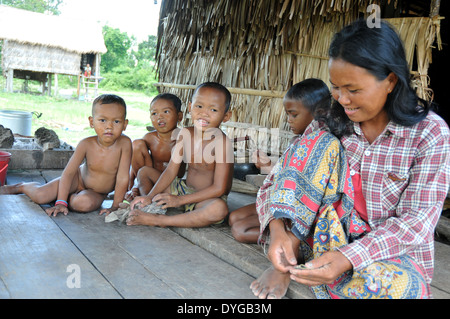 La famille cambodgienne à la maison dans un village près de Siem Reap, au Cambodge. Banque D'Images