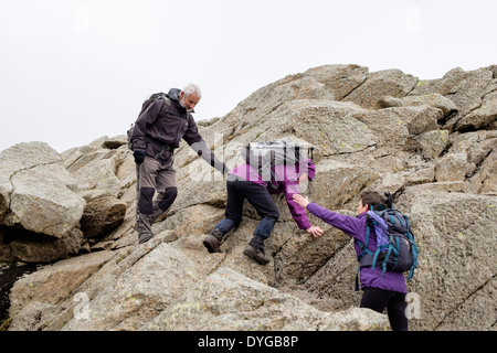 Les marcheurs et des mains plus difficile rochers sur Carnedd Moel Siabod Daear Ddu ridge dans les montagnes du Parc National de Snowdonia au Pays de Galles UK Banque D'Images