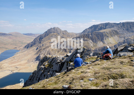 Les randonneurs en appui sur Y Garn montagne avec vue sur le mont Tryfan et Glyderau en montagnes de Snowdonia National Park, Ogwen, au nord du Pays de Galles, Royaume-Uni Banque D'Images