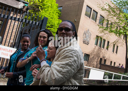 Londres, 17 avril 2014. Carly Baker, accusé d'avoir manipulé les biens volés dans l'hôtel Cumberland attaque marteau, dans laquelle une femme a été laissé avec des dommages au cerveau, les feuilles de la Couronne Southwark Cour ayant été renfloué à paraître en juillet. Crédit : Paul Davey/Alamy Live News Banque D'Images