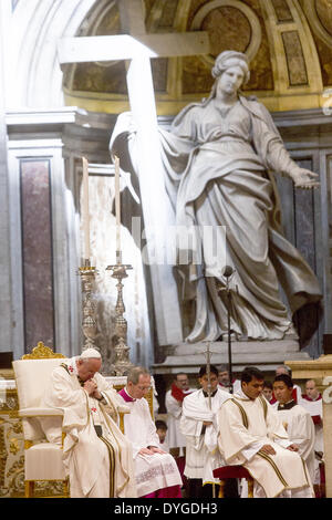 Vatican, Rome, Italie. 17 avril 2014. Le pape François célèbre la Messe chrismale, dans la Basilique St Pierre Crédit : Realy Easy Star/Alamy Live News Banque D'Images