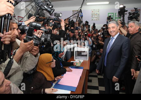 Alger. Apr 17, 2014. Candidat à l'élection présidentielle algérienne et ancien premier ministre Ali Benflis (2e R) arrive dans un centre de vote pour voter à Alger, capitale de l'Algérie, le 17 avril 2014. Les bureaux de vote ont ouvert le jeudi en Algérie, comme certains 23 millions d'électeurs inscrits se sont rendus aux urnes pour élire leur prochain président d'Afrique du Nord dans la nation du cinquième élection présidentielle depuis l'adoption du pluriel en 1989. Source : Xinhua/Alamy Live News Banque D'Images