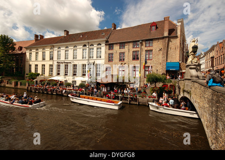 File d'attente pour les touristes des croisières en bateau de plaisance sur le Canal, pont de Wollestraat Dijver, Bruges, Belgique Banque D'Images