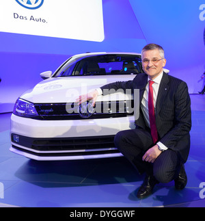 Michael Horn Président-directeur général de Groupe Volkswagen d'Amérique s'exprime à l'édition 2015 dévoilement Jetta voiture à New York Auto Show Banque D'Images