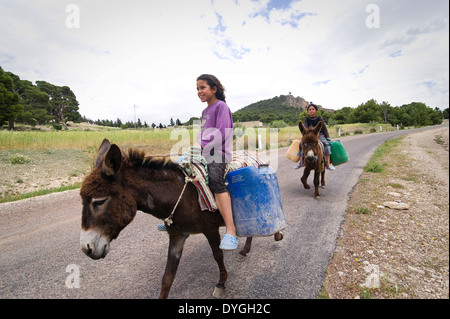 La Tunisie, KASSERINE : La vie dans les villages autour de Kasserine est traditionnel, rurales et pauvres souvent sans même l'eau courante. Banque D'Images