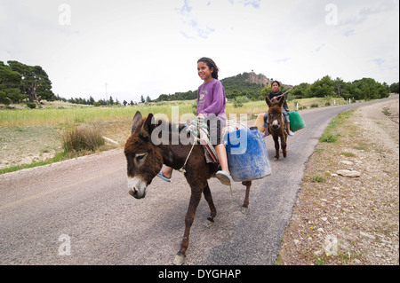 La Tunisie, KASSERINE : La vie dans les villages autour de Kasserine est traditionnel, rurales et pauvres souvent sans même l'eau courante. Banque D'Images