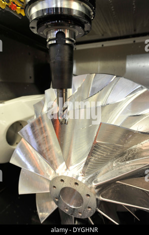 Une machine de découpe multi-axe, un rotor de coupe dans un seul bloc d'aluminium. Banque D'Images