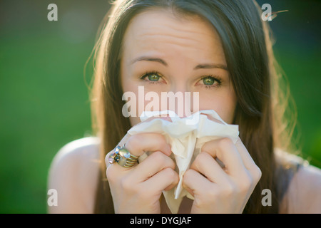 Junge Frau mit Pollenallergie - femme avec l'allergie au pollen au printemps Banque D'Images