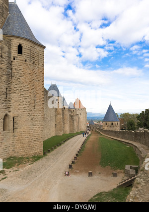 Carcassonne, France - le 2 novembre 2013 : Avis de la cité médiévale de Carcassonne et son château sur une journée ensoleillée. Banque D'Images