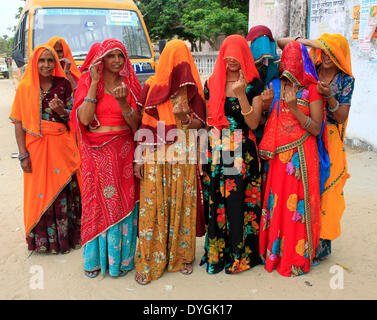 Jaipur, Inde. Apr 17, 2014. Les électrices, montrent leurs doigts à l'encre après avoir voté pour Lok Sabha (Chambre basse du Parlement) élection à un bureau de scrutin à Jaipur, Inde, le 17 avril 2014. Credit : Stringer/Xinhua/Alamy Live News Banque D'Images