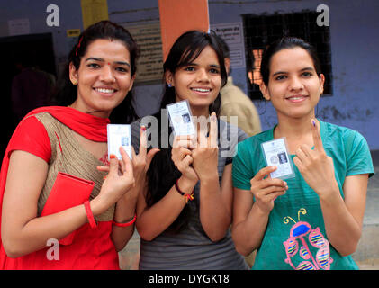 Jaipur, Inde. Apr 17, 2014. Les électrices, montrent leurs doigts à l'encre après avoir voté pour Lok Sabha (Chambre basse du Parlement) élection à un bureau de scrutin à Jaipur, Inde, le 17 avril 2014. Credit : Stringer/Xinhua/Alamy Live News Banque D'Images