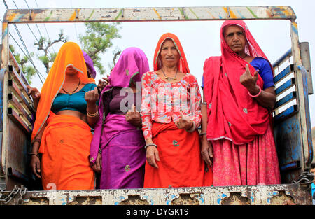 Jaipur, Inde. Apr 17, 2014. Les électrices, montrent leurs doigts à l'encre après avoir voté pour Lok Sabha (Chambre basse du Parlement) élection à un bureau de scrutin à Jaipur, Inde, le 17 avril 2014. Credit : Stringer/Xinhua/Alamy Live News Banque D'Images