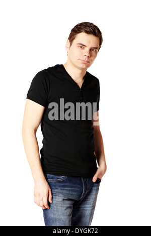Portrait de jeune homme en t-shirt noir, portrait isolé sur blanc. Banque D'Images