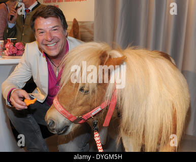 Munich, Allemagne. Apr 17, 2014. La chanteuse allemande Patrick Lindner pose avec ancien poney de cirque 'Pumuckl' afin de promouvoir l'Gut Aiderbichl ferme dans un centre commercial à Munich, Allemagne, 17 avril 2014. Le refuge pour animaux de l'Autriche est consacrée à secourir les animaux avec des histoires de vie triste. Photo : Ursula Dueren/dpa/Alamy Live News Banque D'Images