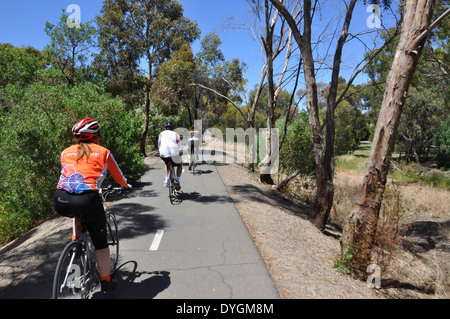 Les cyclistes sur une piste cyclable le long de la rivière Torrens, Adélaïde, Australie du Sud Banque D'Images