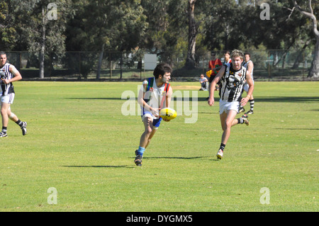 Le Football australien se joue au niveau des amateurs. Banque D'Images