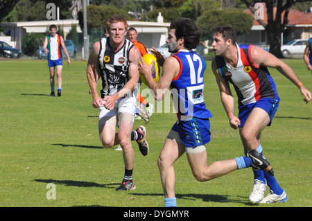 Le Football australien se joue au niveau des amateurs. Banque D'Images