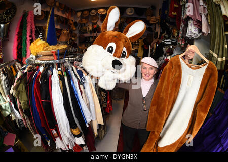 Munich, Allemagne. Apr 17, 2014. Costumier Hera Rauch pose avec l'un des douze lapin de Pâques costumes à son costume en location à Munich, Allemagne, 17 avril 2014. Héra Rauch propose 3500 costumes à son costume de vélos. La dernière l'un des costumes de lapin a été pris pour les vacances de Pâques le 16 avril. Photo : Felix Hoerhager/dpa/Alamy Live News Banque D'Images