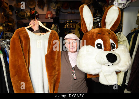 Munich, Allemagne. Apr 17, 2014. Costumier Hera Rauch pose avec l'un des douze lapin de Pâques costumes à son costume en location à Munich, Allemagne, 17 avril 2014. Héra Rauch propose 3500 costumes à son costume de vélos. La dernière l'un des costumes de lapin a été pris pour les vacances de Pâques le 16 avril. Photo : Felix Hoerhager/dpa/Alamy Live News Banque D'Images