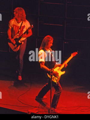 STATUS QUO groupe rock britannique de 1980 avec Rick Parfitt et Francis Rossi à gauche Banque D'Images