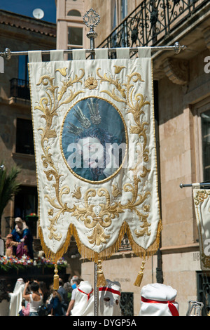 D'un drapeau ou d'une norme en cours dans la procession des Rameaux pendant la Semana Santa, Salamanca, Castilla y León, Espagne. Banque D'Images