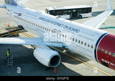 Norwegian.com avion / avion peint pour promouvoir / publicité Free mobile internet WIFI pour les passagers de l'avion Banque D'Images