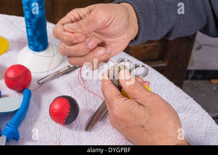 Les mains d'hommes traditionnels couture boules jai alai Banque D'Images