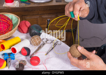 Les mains d'hommes traditionnels couture boules jai alai Banque D'Images