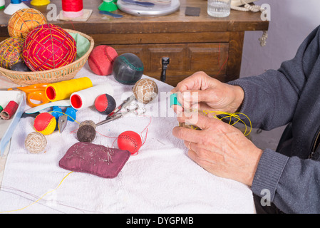 Les mains d'hommes traditionnels couture boules jai alai Banque D'Images