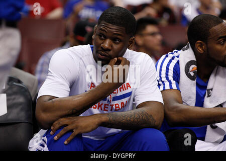 14 avril 2014 : Philadelphia 76ers guard Thomas Adonis (7) à l'audience au cours de la NBA match entre les Boston Celtics et les Philadelphia 76ers au Wells Fargo Center de Philadelphie, Pennsylvanie. Les 76ers a gagné 113-108. Christopher Szagola/Cal Sport Media Banque D'Images