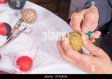 Les mains d'hommes traditionnels couture boules jai alai Banque D'Images