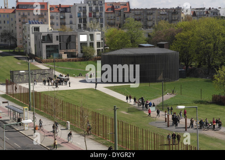 Le Sunny View, à l'est de centre de documentation, des personnes dans la zone frontière verte à la chapelle de la réconciliation, Bernauer Strasse Banque D'Images