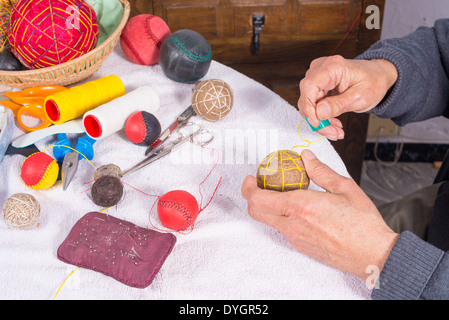 Les mains d'hommes traditionnels couture boules jai alai Banque D'Images